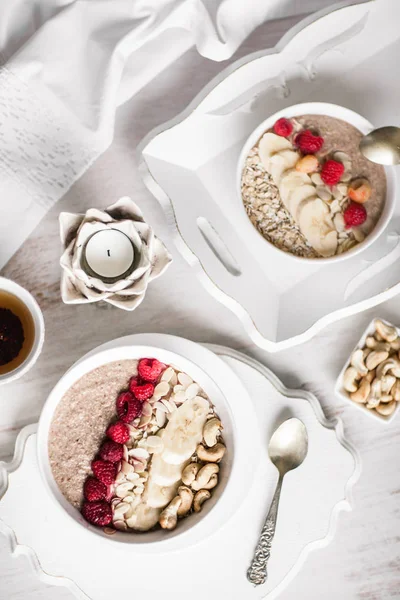 Batido en un bol con frutas y semillas. Desayuno saludable . —  Fotos de Stock