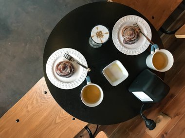 Hipster kafede kahve zamanı. Kupa kahve ve çay ahşap mobilya.