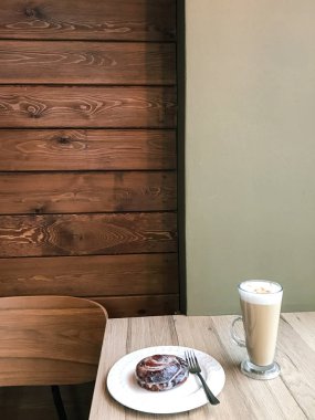 Hipster kafede kahve zamanı. Kupa kahve ve çay ahşap mobilya.