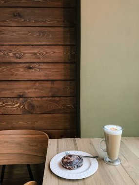 Hipster kafede kahve zamanı. Kupa kahve ve çay ahşap mobilya.