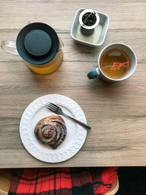 Hipster kafede kahve zamanı. Kupa kahve ve çay ahşap mobilya.