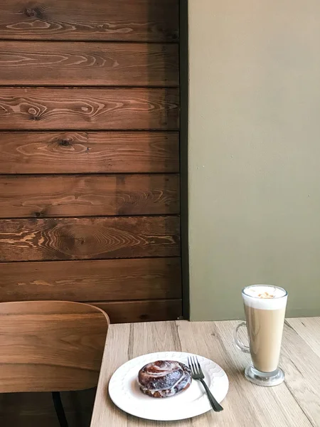 Hipster kafede kahve zamanı. Kupa kahve ve çay ahşap mobilya. — Stok fotoğraf