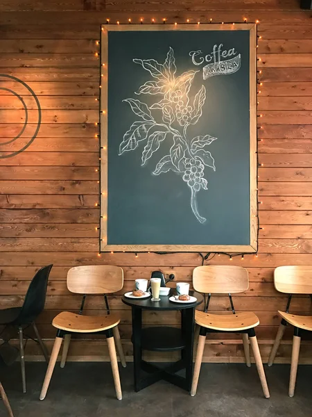 Hora del café en la cafetería hipster. Taza con café y té en Muebles de madera . — Foto de Stock