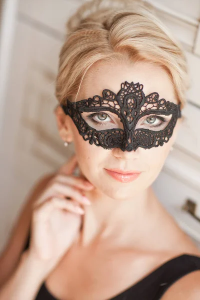 Portrait de femme sensuelle aux cheveux blonds luxueux avec masque sur — Photo