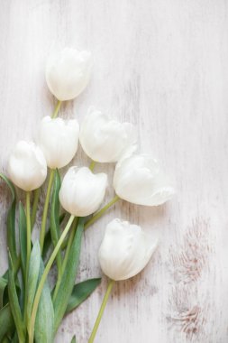 Ahşap zemin üzerinde beyaz laleler