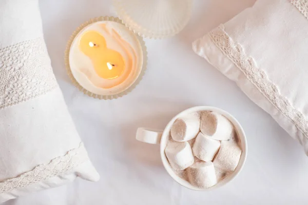 Tazza bianca di cacao caldo con marshmallow sul retro in legno bianco — Foto Stock