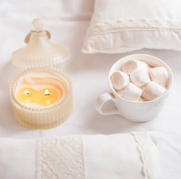 Sıcak kakao marshmallows Beyaz ahşap backgro tarih ile beyaz fincan — Stok fotoğraf