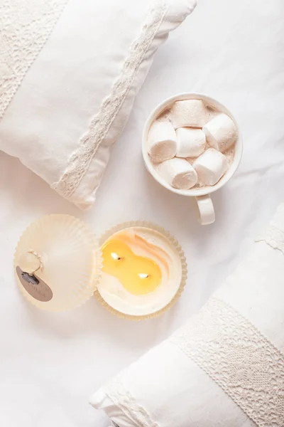 Белая чашка горячего какао с зефиром на белом деревянном бэкгро — стоковое фото