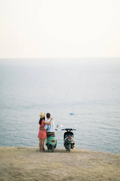 Szczęśliwa Młoda para w miłości na retro motocykl, Jazda, togetger i ejoying podróży w pobliżu oceanu. — Zdjęcie stockowe