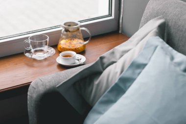 Meyve vitamini çay portakal, bal, deniz topalak ve baharat w ile