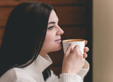 Bir fincan çay ya da kahveli güzel kadın. 