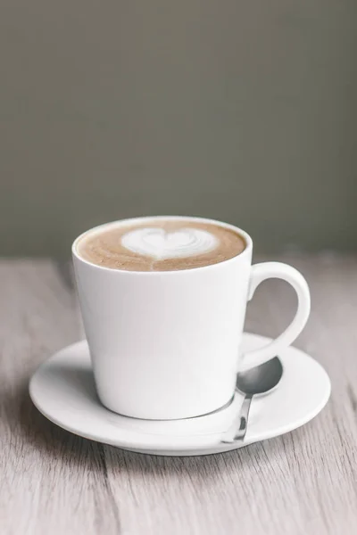 Tasse Kaffee auf hellweißem Holz Hintergrund — Stockfoto