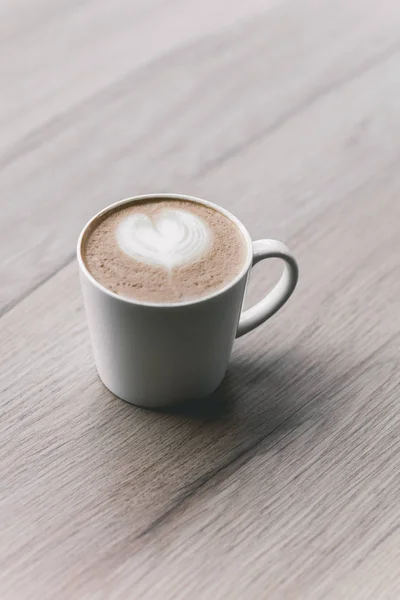 Kopp kaffe på ljus vit trä bakgrund — Stockfoto