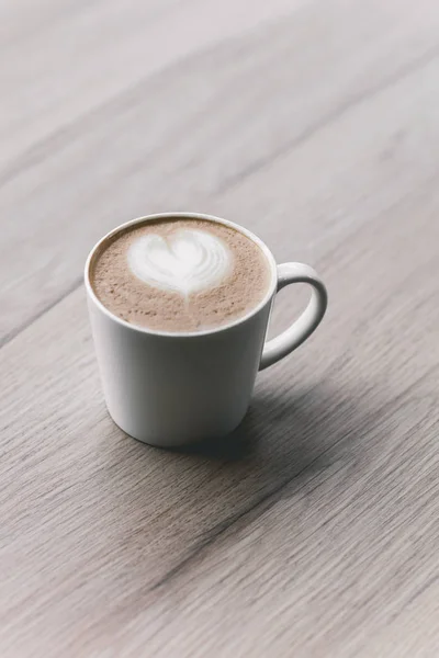 Taza de café sobre fondo de madera blanca clara — Foto de Stock