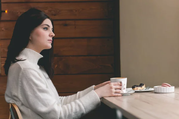 Hermosa mujer con taza de té o café — Foto de Stock