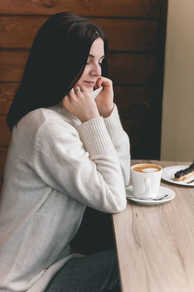 Hermosa mujer con taza de té o café —  Fotos de Stock