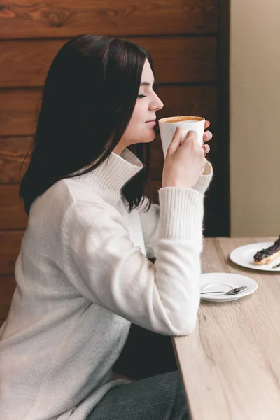 Schöne Frau mit einer Tasse Tee oder Kaffee — Stockfoto