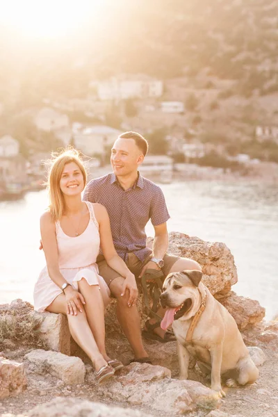 Jong stijlvolle koppel in liefde lopen hond buiten spelen — Stockfoto