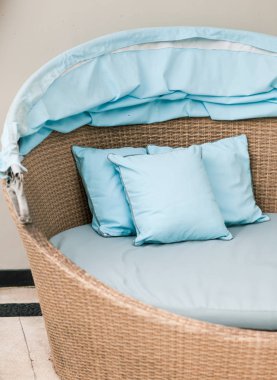 Yüzme Havuzu yanında yastık ile rahatlatıcı sandalye