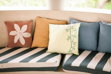 Kanepe üzerinde renkli yastıklar