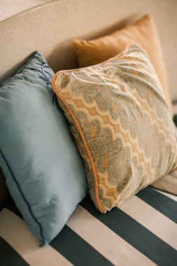 Kanepe üzerinde renkli yastıklar