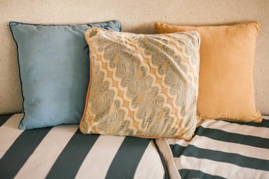 Kanepe üzerinde renkli yastıklar