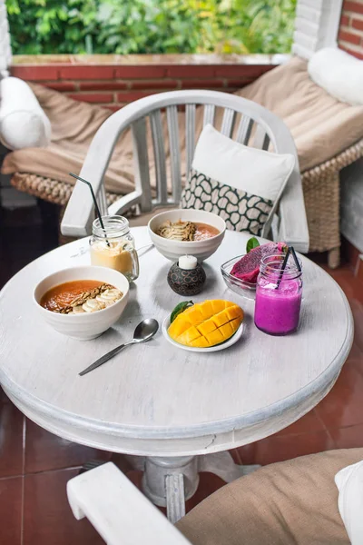 健康的な生フルーツ朝食白い素朴なテーブル。色 Smoothi — ストック写真