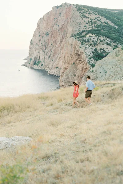 Młoda para stylowe w miłości spacery w górach, nad morzem. Nastrój zachód słońca Summer winorośli — Zdjęcie stockowe