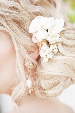 Bir düğün saç modeli çiçek dolu güzel Dlond dekorasyon