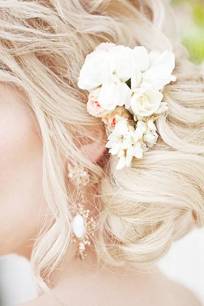 Bela decoração Dlond de flores em um penteado de casamento — Fotografia de Stock