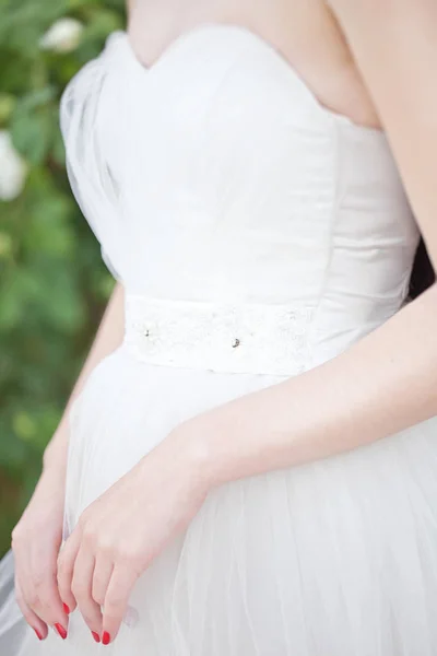 その手に花のリースを保持しているウェディング ドレスの花嫁 — ストック写真