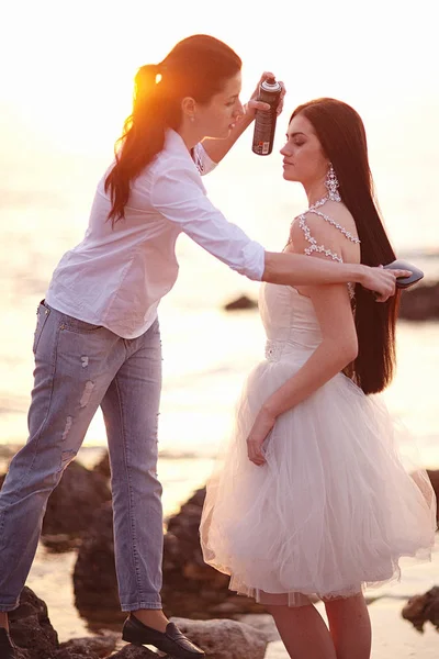 Coiffure Artiste ombing les cheveux longs de la mariée — Photo