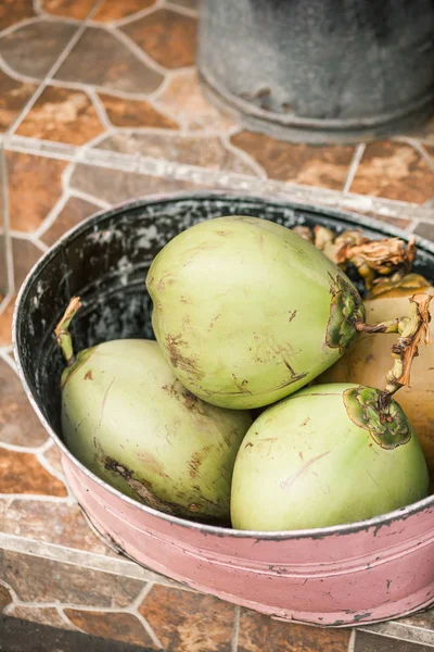 Kokosy w koszyku — Zdjęcie stockowe