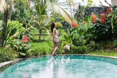 Elega kahverengi saçlı güzel tabaklanmış kadın moda fotoğrafı
