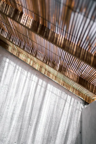 Duvarda ahşap tavan gölgeli