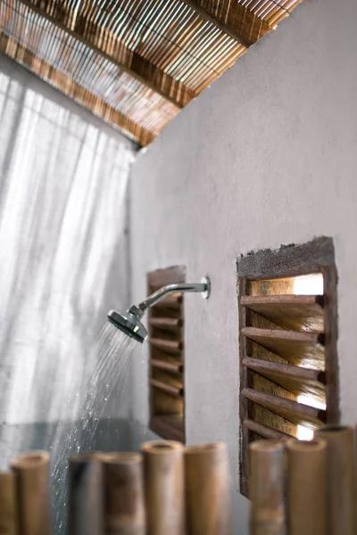 Head dusch på vit vägg — Stockfoto