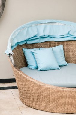 Yüzme Havuzu yanında yastık ile rahatlatıcı sandalye