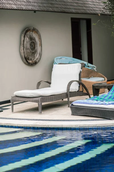 Расслабляющие стулья с подушками у бассейна — стоковое фото