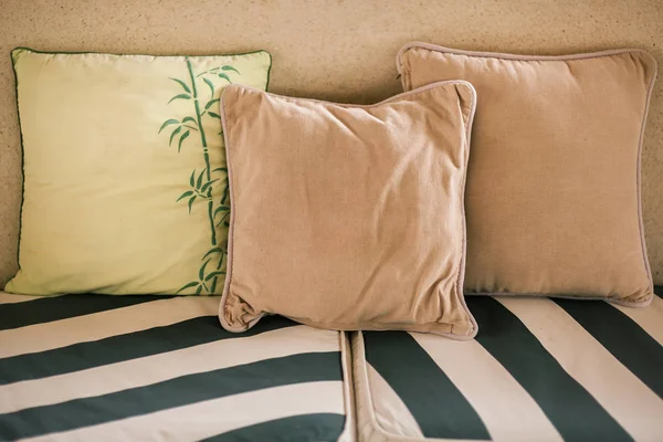 Kanepe üzerinde renkli yastıklar — Stok fotoğraf