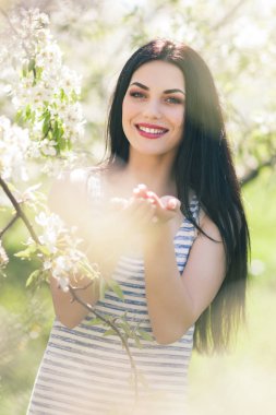 Açık renk elbiseli güzel bir esmer kadın portresi kulüpler