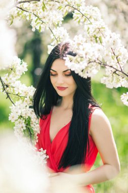 Açık renk elbiseli güzel bir esmer kadın portresi kulüpler