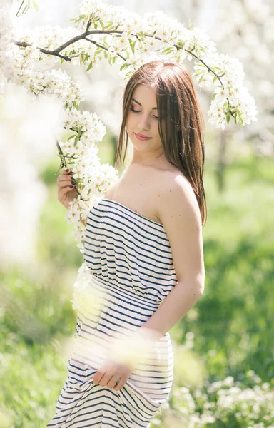 Ao ar livre retrato de uma bela morena mulher em vestido de cor am — Fotografia de Stock