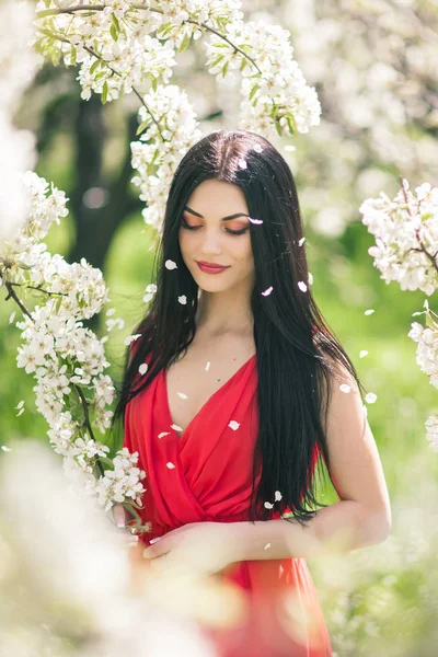 Außenporträt einer schönen brünetten Frau in farbigem Kleid — Stockfoto