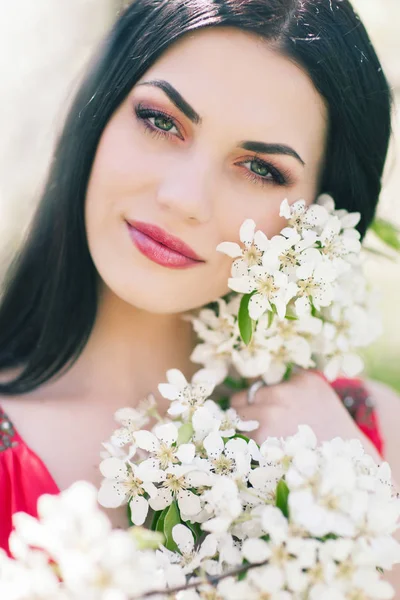 Portrait extérieur d'une belle femme brune en robe de couleur am — Photo