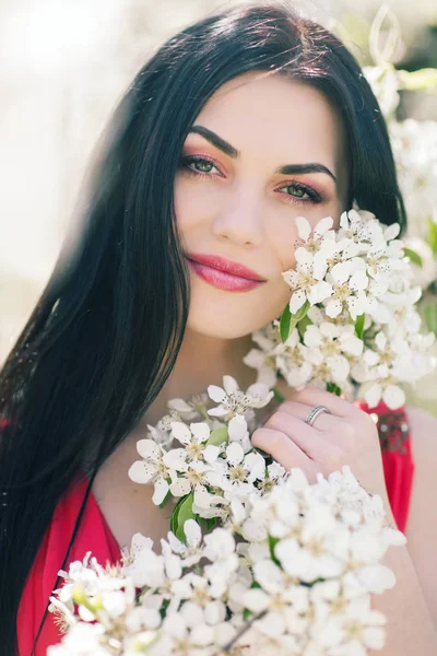 Retrato al aire libre de una hermosa mujer morena en vestido de color am —  Fotos de Stock