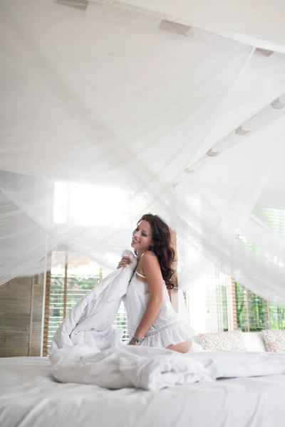 Mooie brunette meisje wakker in de ochtend in haar bed ho — Stockfoto