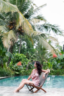 Elega kahverengi saçlı güzel tabaklanmış kadın moda fotoğrafı