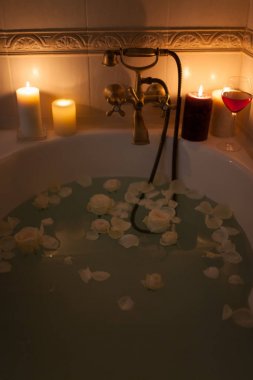 Gül yaprakları ve mum banyo. Romantik akşam TH