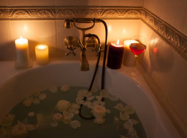 Gül yaprakları ve mum banyo. Romantik akşam TH