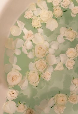 Gül yaprakları ve mum banyo. Romantik akşam TH